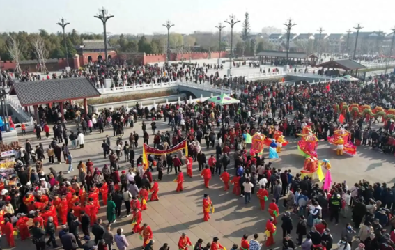 老板27万拿下网红摊位日成本3万 2026年太昊陵庙会网红摊位拍出