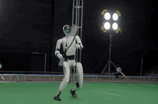 北京团队研发全球首个全自主网球人形机器人 具备长程动态打网球的能力