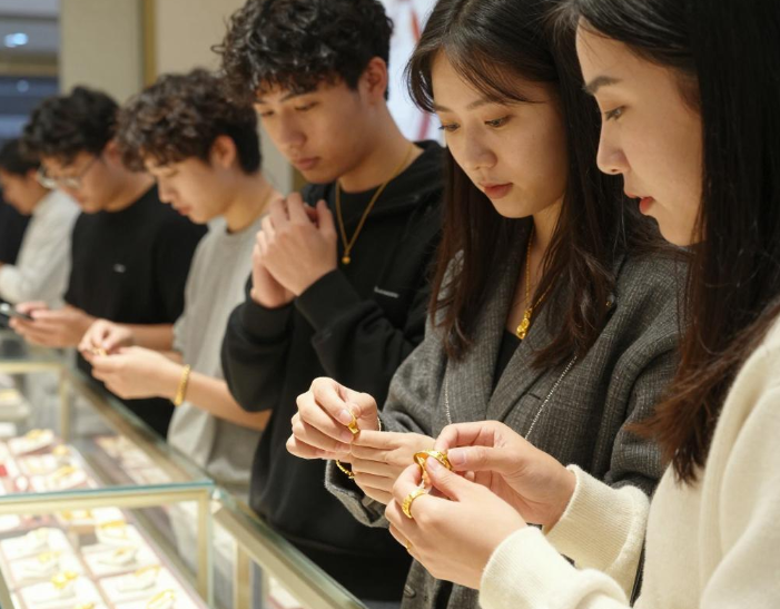 2026年轻人都在攒新三金，为啥黄金ETF比传统三金值得买?