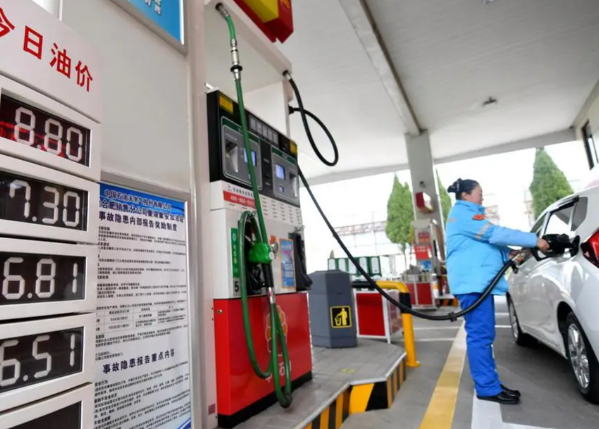 月底加一箱油或多花超100元 3月24日92号汽油预计上涨1.6元/升‌