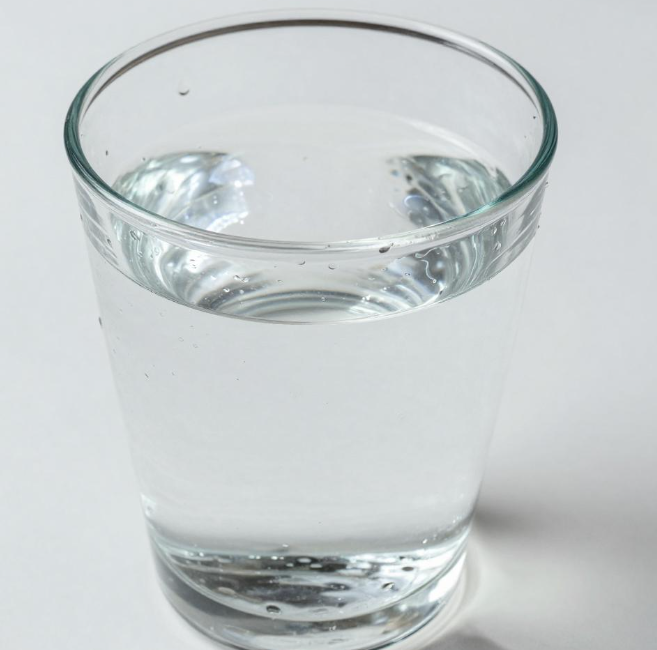 长期喝白开水与长期喝茶的人相比谁的身体更健康？2026长期喝白开水有哪些好处？