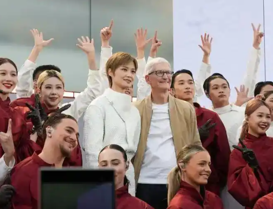 库克指了指李宇春欢呼鼓掌，库克现身成都苹果50周年庆