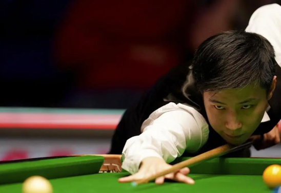 赵心童晋级斯诺克世界公开赛16强 赵心童全场打出两记单杆破百