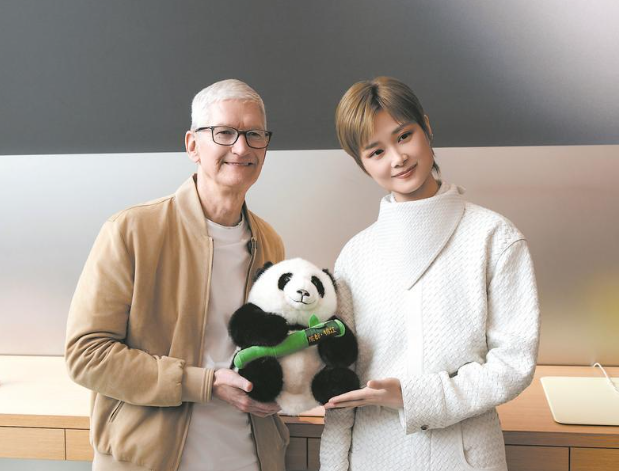 库克指了指李宇春欢呼鼓掌，库克现身成都苹果50周年庆