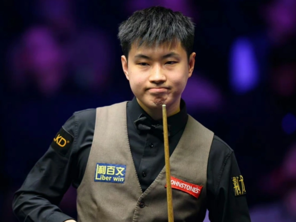 赵心童晋级斯诺克世界公开赛16强 赵心童全场打出两记单杆破百