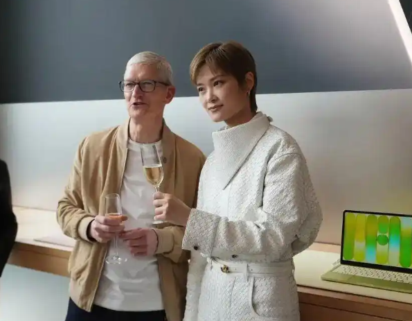 库克指了指李宇春欢呼鼓掌，库克现身成都苹果50周年庆