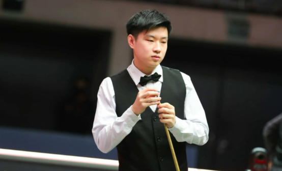 赵心童晋级斯诺克世界公开赛16强 赵心童全场打出两记单杆破百