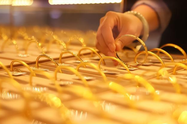 现货黄金白银暴跌，黄金一夜暴跌5.67%失守4600美元