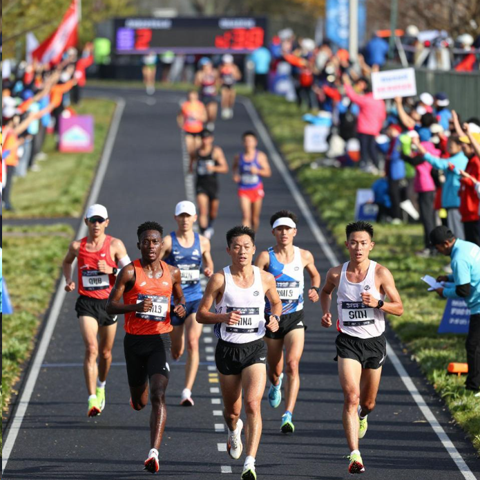 跑马拉松护航的民警居然是AI机器人 2026AI机器人全球首次上岗