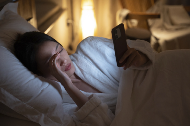 20岁女生长期开灯睡觉胖到200斤?打乱睡眠节律影响代谢