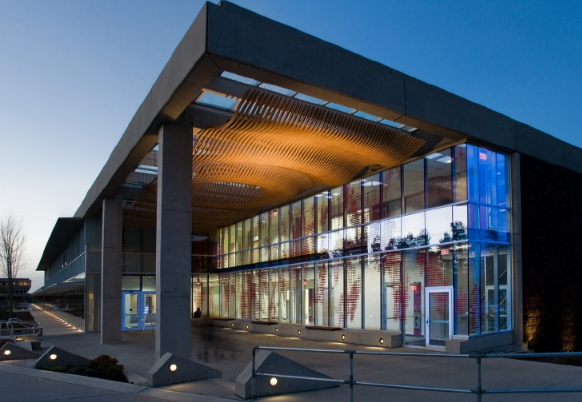 西蒙弗雷泽大学城市环境适合中国人留学生活吗 西蒙弗雷泽大学留学生录取标准2026