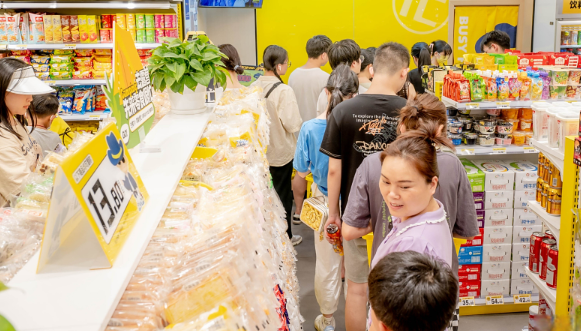 年轻人为什么青睐零食店 折扣零食店在全国多地快速发展