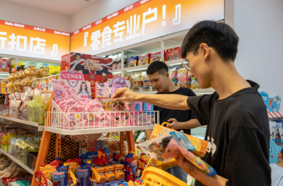 年轻人为什么青睐零食店 折扣零食店在全国多地快速发展