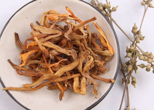 萱草的功效与作用有哪些 萱草与那些药材一起使用效果更好