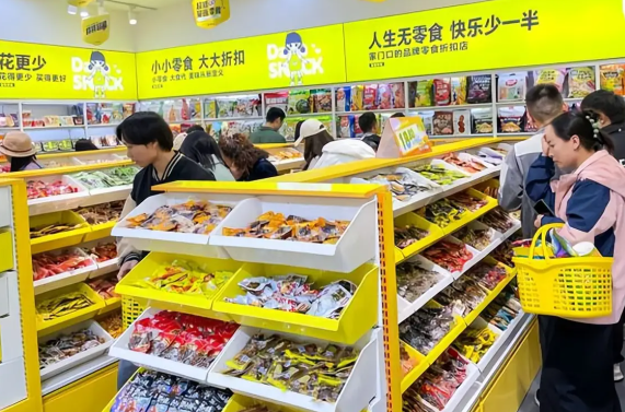 年轻人为什么青睐零食店 折扣零食店在全国多地快速发展