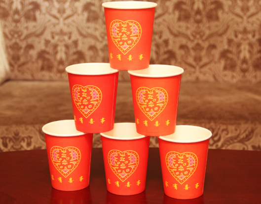 高颜值一次性纸杯不能直接对嘴喝 彩色纸杯对嘴喝可能会沾染油墨