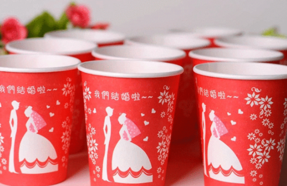 高颜值一次性纸杯不能直接对嘴喝 彩色纸杯对嘴喝可能会沾染油墨