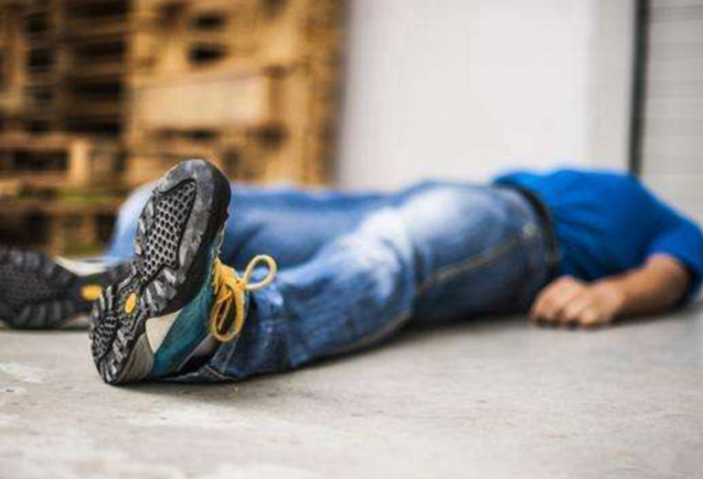 男子便秘3天后用力排便时心梗倒地，每周排便少于3次应警惕