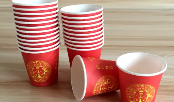 高颜值一次性纸杯不能直接对嘴喝 彩色纸杯对嘴喝可能会沾染油墨