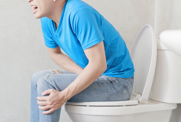 男子便秘3天后用力排便时心梗倒地，每周排便少于3次应警惕