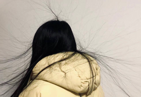 在户外头发突然竖起怎么办 在户外头发突然竖起是为什么