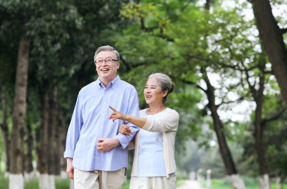 走路和跳广场舞哪个更适合老年人 步行锻炼能提升心肺与平衡能力