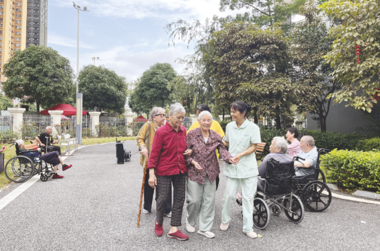 走路和跳广场舞哪个更适合老年人 步行锻炼能提升心肺与平衡能力