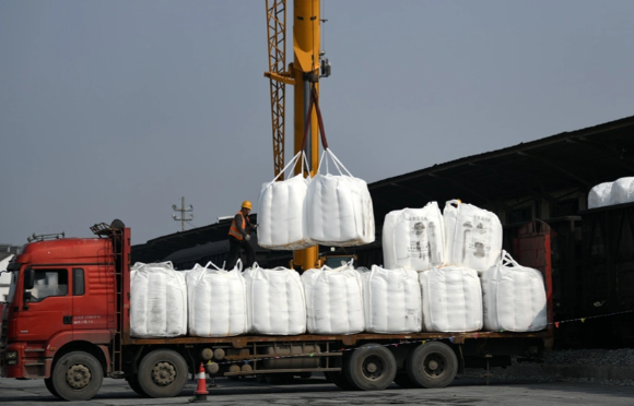 美以伊战事冲击全球粮食安全 近100万吨化肥货船滞留在霍尔木兹海峡内