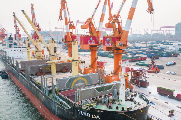 美以伊战事冲击全球粮食安全 近100万吨化肥货船滞留在霍尔木兹海峡内