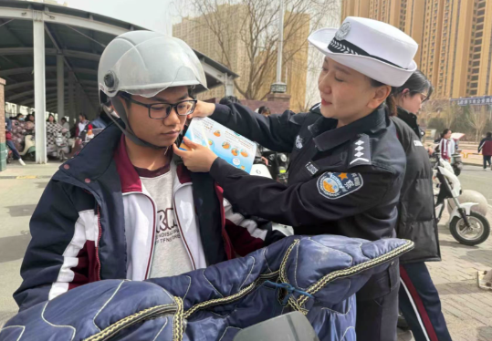 5月起在北京骑电动车须戴头盔 新修订的《北京市非机动车管理条例》五一实施