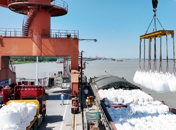 美以伊战事冲击全球粮食安全 近100万吨化肥货船滞留在霍尔木兹海峡内