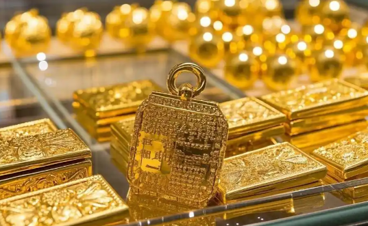 金饰价一夜猛涨65元 4月1日现货黄金盘中涨破4700美元/盎司