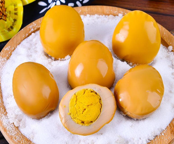 爸爸给女儿做盐焗鸡蛋为啥容易炸?盐焗鸡蛋容易爆炸的原因2026