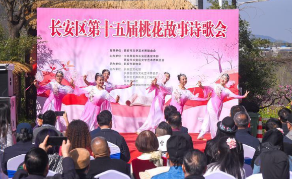 秦岭终南山脚下6800余亩桃花盛开 西安土门峪村桃花林举行桃花故事诗歌会