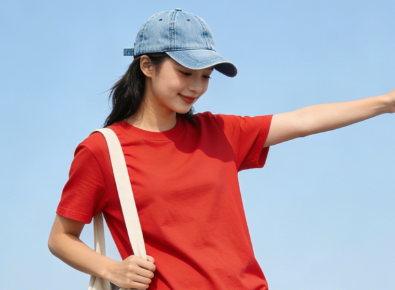 红裙子配什么颜色的帽子显气质，春日红裙子这样配色高级感拉满
