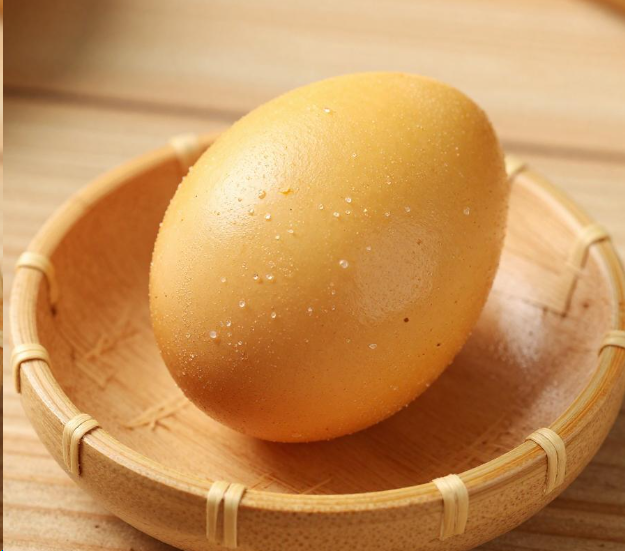 爸爸给女儿做盐焗鸡蛋:厨房“炸”了 2026厨房“炸”了藏着最真的温柔