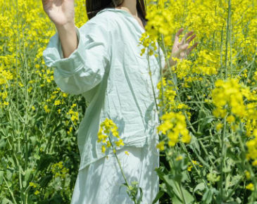 与油菜花拍照这样穿，2026春季观赏油菜花穿搭
