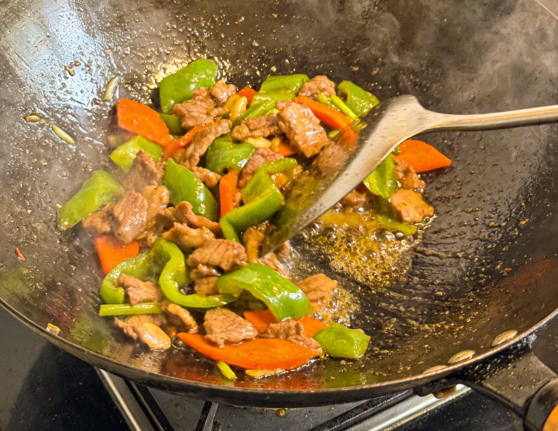 炒菜习惯或产生致癌物？4个炒菜习惯或让致癌物翻倍