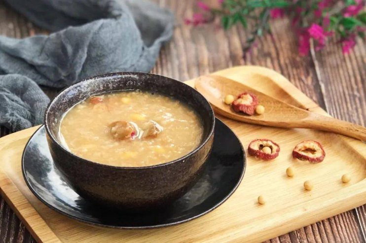 男子山上挖野菜挖到超大地黄，2026踏春挖地黄的鉴别要点