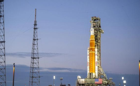 人类50多年后重返月球轨道 美国宇航员搭乘猎户座飞船执行绕月飞行任务