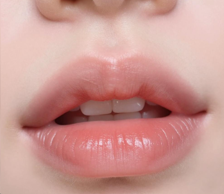 嘴唇发紫博主被粉丝隔空诊出心脏病 2026年32岁博主嘴唇发紫被粉丝催检查