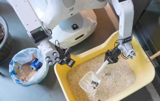 机器人保姆“上岗”了 我国首个机器人保洁员在深圳上岗