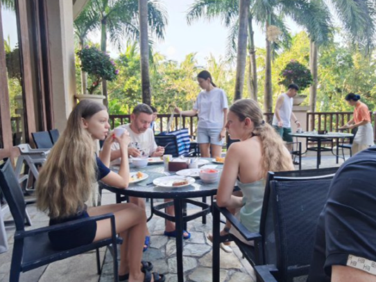 高铁车厢里全是外国人 海南封关运作后入境旅游热度持续攀升