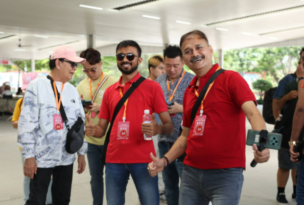 高铁车厢里全是外国人 海南封关运作后入境旅游热度持续攀升