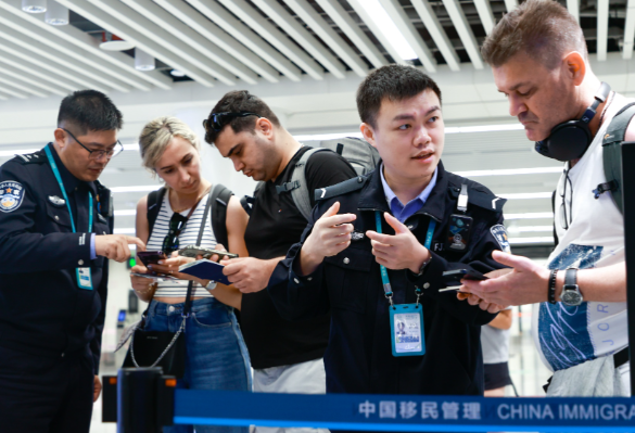 高铁车厢里全是外国人 海南封关运作后入境旅游热度持续攀升