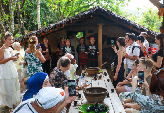 高铁车厢里全是外国人 海南封关运作后入境旅游热度持续攀升