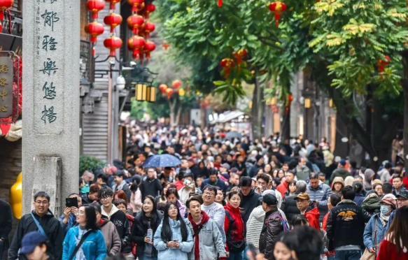 2026年清明节假期国内出游1.35亿人次 2026年清明节国内出游总花费同比增长6.6%期