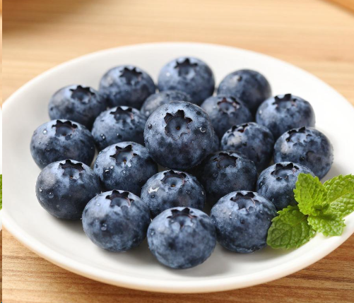 女子空腹半斤蓝莓连吃两天患胃石症 2026“把蓝莓当消炎药吃”