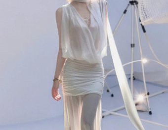 若隐若现的春日层次感怎么穿？2026透视薄纱叠穿法