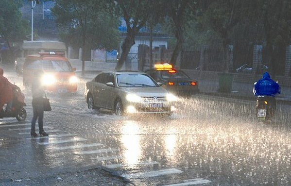大雾、强对流天气等四预警齐发 4月10至11日江西中部等地地区有大暴雨 大雾、强对流天气等四预警齐发 4月10至11日江西中部等地地区有大暴雨